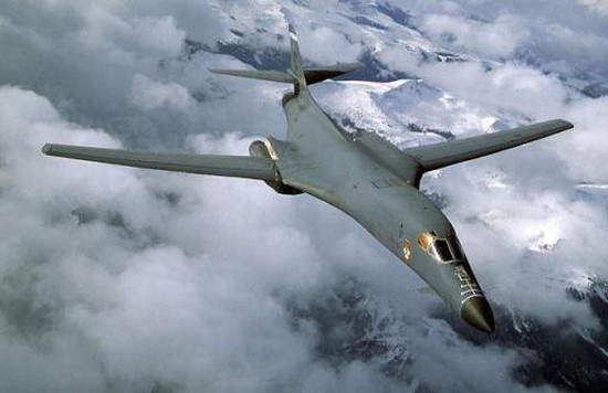El Rockwell B-1 Lancer, bombardero cuatrimotor con ala de geometría variable usado por la Fuerza Aérea de los Estados Unidos