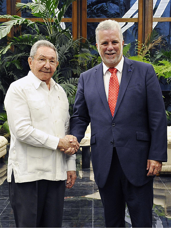 El General de Ejército Raúl Castro Ruz, Presidente de los Consejos de Estado y Philippe Couillard, Primer Ministro de la provincia canadiense de Quebec