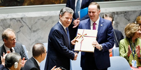 El Presidente de Colombia, Juan Manuel Santos, entregó a la ONU una carpeta con los detalles del acuerdo de paz que logró su país con la guerrilla de las Farc