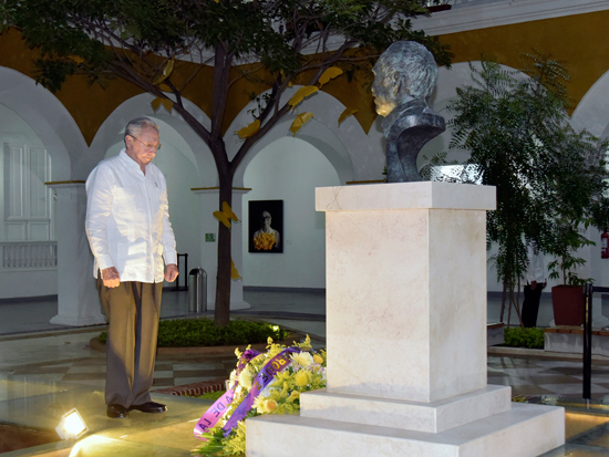 Ofrenda floral de Raúl dedicada al Gabo