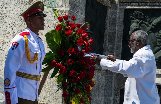 Sam Nujoma, primer presidente de Namibia independiente, rindió homenaje en La Habana a los combatientes internacionalistas cubanos