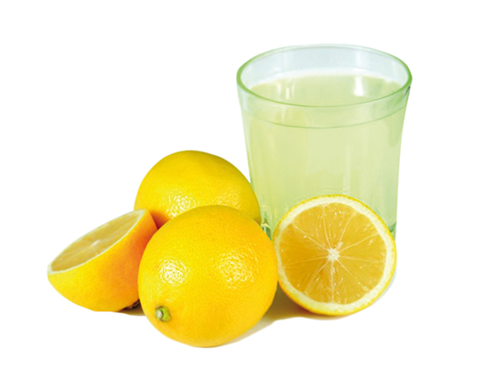 Jugo de limón y agua tibia