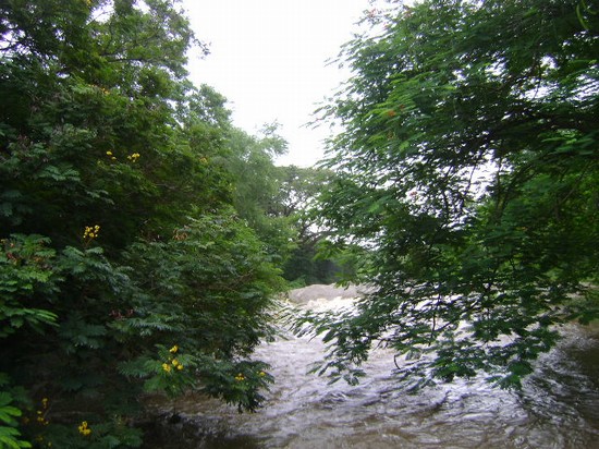 El río Guaso abrió compuertas en espera de lluvias de Matthew