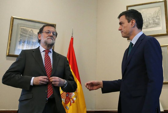 La previsible victoria de Rajoy (a la izquierda) conllevó cierto con el PSOE, que antes tuvo que noquear a su exlíder Pedro Sánchez