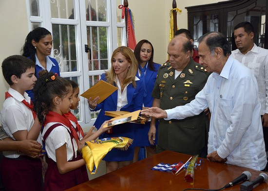 Instante en que los pioneros visitan la sede diplomática de Venezuela y comparten con Alí Rodríguez Arnque, su embajador y otros representantes