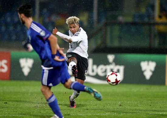 Gnabry bailó con la defensa de San Marino. 