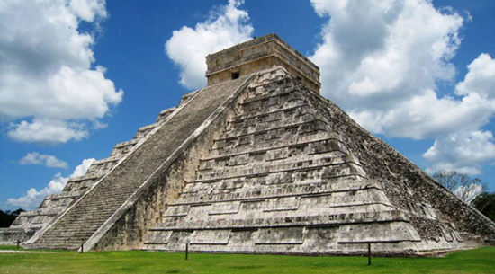 La pirámide de Kukulcán en la zona arqueológica de Chichén Itzá