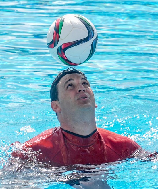 El cubano Johen Lefont implantó récord mundial en dominio del balón, dentro de una piscina