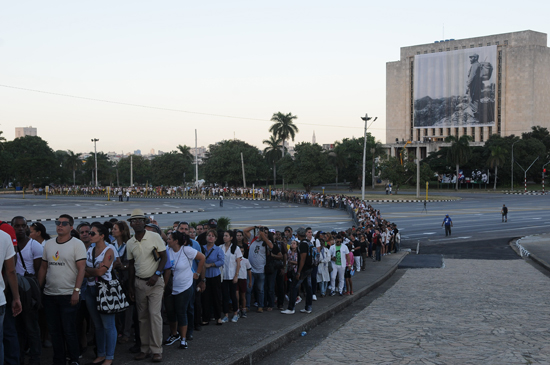 Capitalinos honran a Fidel