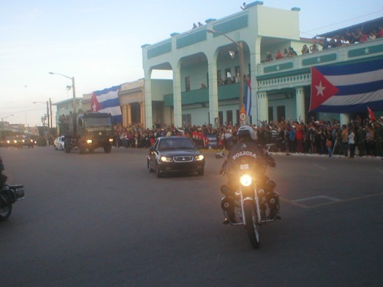 Con banderas cubanas, carteles y consignas los camagüeyanos despidieron la caravana que traslada las cenizas de Fidel