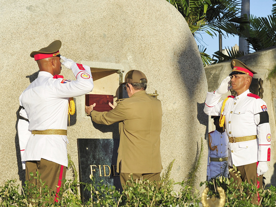 Raúl Castro inhuma las cenizas de Fidel Castro