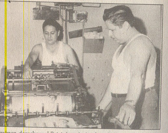 El Patato, a la izquierda, imprimiendo en la máquina Pequeña Gigante, nombre con el que también calificó el alegato de autodefensa de Fidel