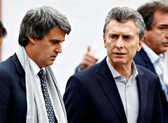 Prat-Gay (izquierda) y Mauricio Macri