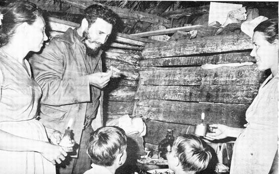 Fidel en la casa de la cenaguera Pilar María Montana en 1959  