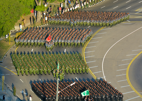 Desfile militar y marcha del pueblo combatiente 