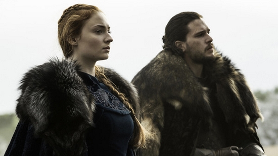 Samsa Stark (Sophie Turner) junto al bastardo Jon Snow (Kit Harington).