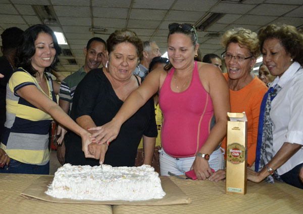 El equipo de Opciones celebró los 23 años de existencia del semanario económico, comercial y financiero de Cuba