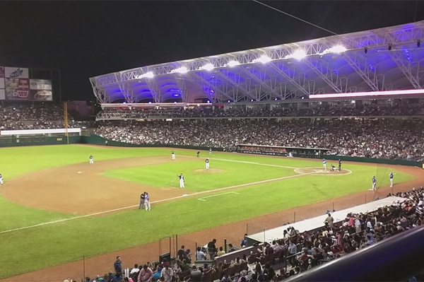 Los aficionados recibieron con alegría el triunfo anoche de las Águilas de Mexicali