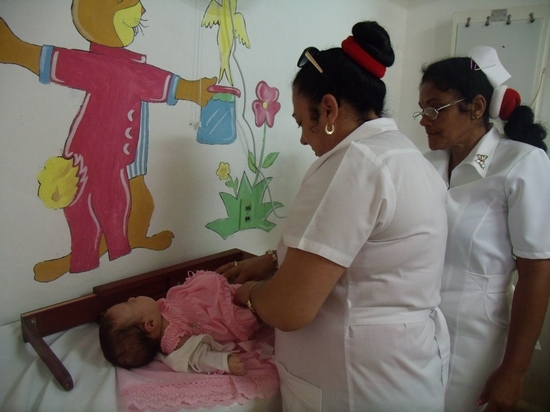 La doctora Iris Dai Pérez Oliva y la enfermera Mabel Ledesma Rodríguez se enorgullecen de servir a los habitantes de su comunidad, en Jobo Rosado
