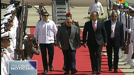 Raúl Castro llega a aeropuerto Simón Bolívar