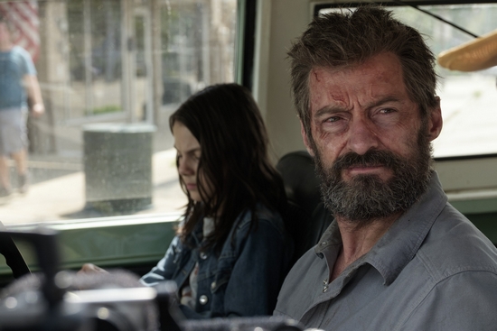 Hugh Jackman y Dafne Keen en Logan.