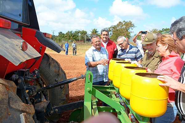 El Comandante de la Revolución constató en Isla de la Juventud el funcionamiento de una sembradora y fertilizadora de granos de producción local