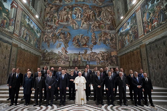 El Papa Francisco con los líderes europeos, en la Capilla Sixtina. 