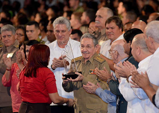 Acto central por aniversarios de la UJC y la OPJM