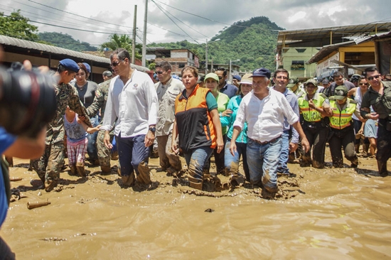 El presidente Rafael Correa en zonas afectadas por las lluvias
