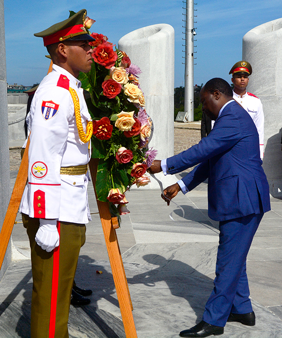 Ofrenda flora al apóstol José Martí. 