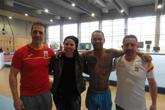 Benjamín Bango, Rayderley Zapata y Fernando Síscar, junto a la autora