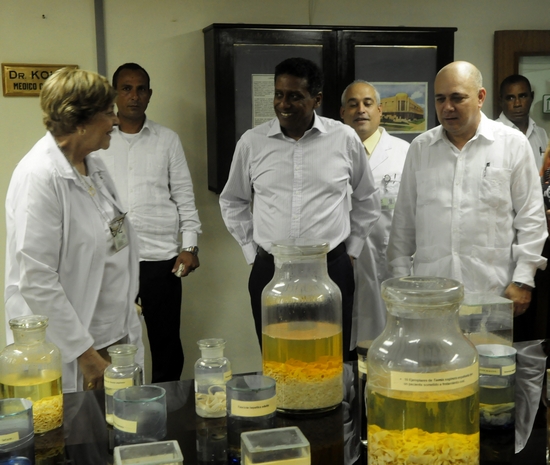 El Presidente de Seychelles (al centro) visitó el Instituto de Medicina Tropical Pedro Kourí.
