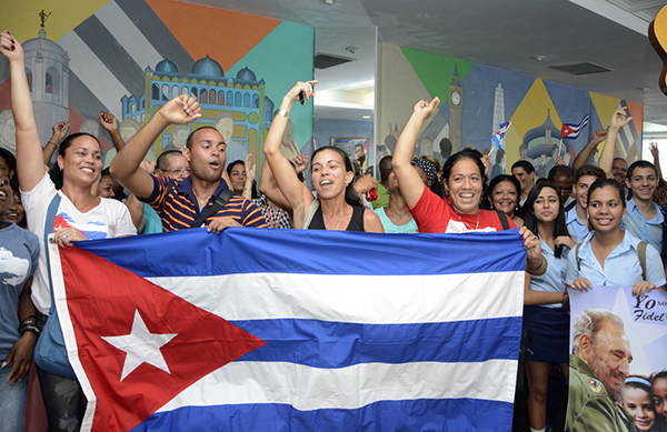 Inspirados en el ideal revolucionario de Fidel, jóvenes del Ministerio del Comercio Exterior y la Inversión Extranjera, como otros de la capital, alzaron sus voces por la Patria