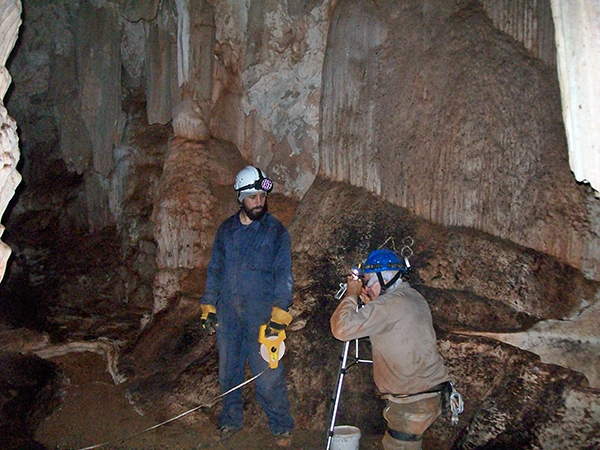 La Cueva de Gran Caverna se extiende irregularmente, de forma horizontal, a través de más de dos kilómetros de galerías y salones