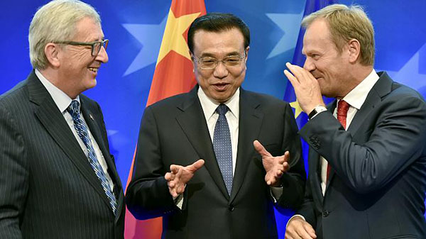 Keqian en Bruselas, entre Juncker (izquierda) y Tusk