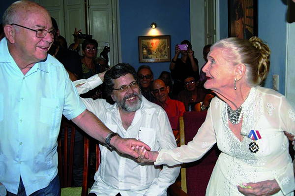 El ministro de Cultura, Abel Prieto (en el centro) y Miguel Barnet, presidente de la Uneac, acompañaron a Carilda en el homenaje por su aniversario 95