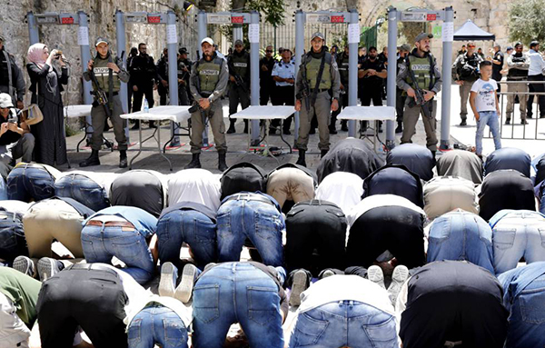 El rezo musulmán del domingo frente a la Explanada de las Mezquitas