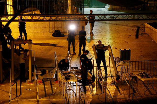 Fuerzas de seguridad de Israel remueven detectores de metales instalados en una entrada de un sitio sagrado en la Ciudad Vieja de Jerusalén