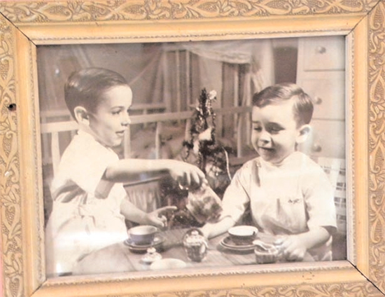 Luisito y Sergio jugando.