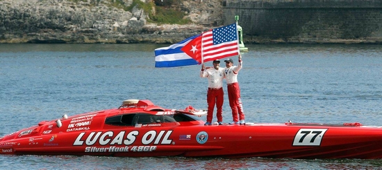 La lancha rápida Lucas Oil SilverHook, piloteada por Hook y Johnson