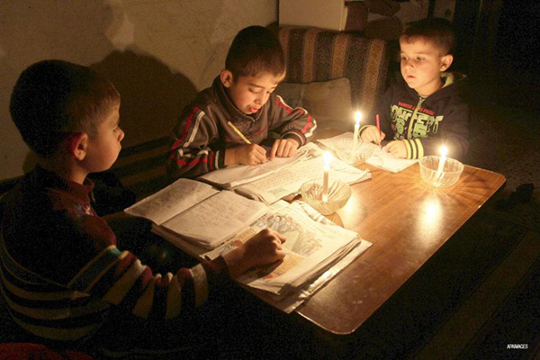 Niñas y niños haciendo la tarea escolar