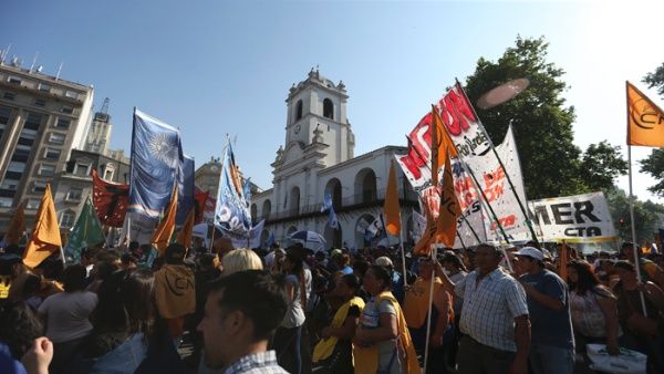 En la Argentina se espera que protesten contra "uno de los aumentos más bajos del país"