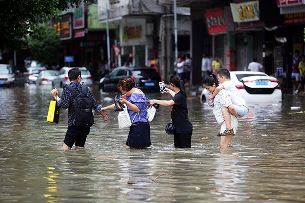 En medio de la inundacion producida por el tifon Hato