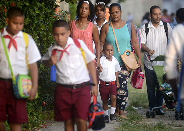 Acompañados en su mayoría por sus familiares, los estudiantes de la primaria vuelven a las aulas para el inicio del nuevo curso escolar