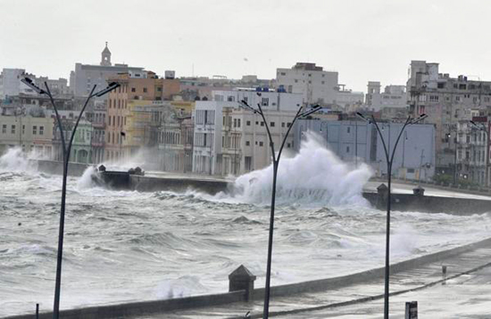 El mar habanero enfurecido por Irma