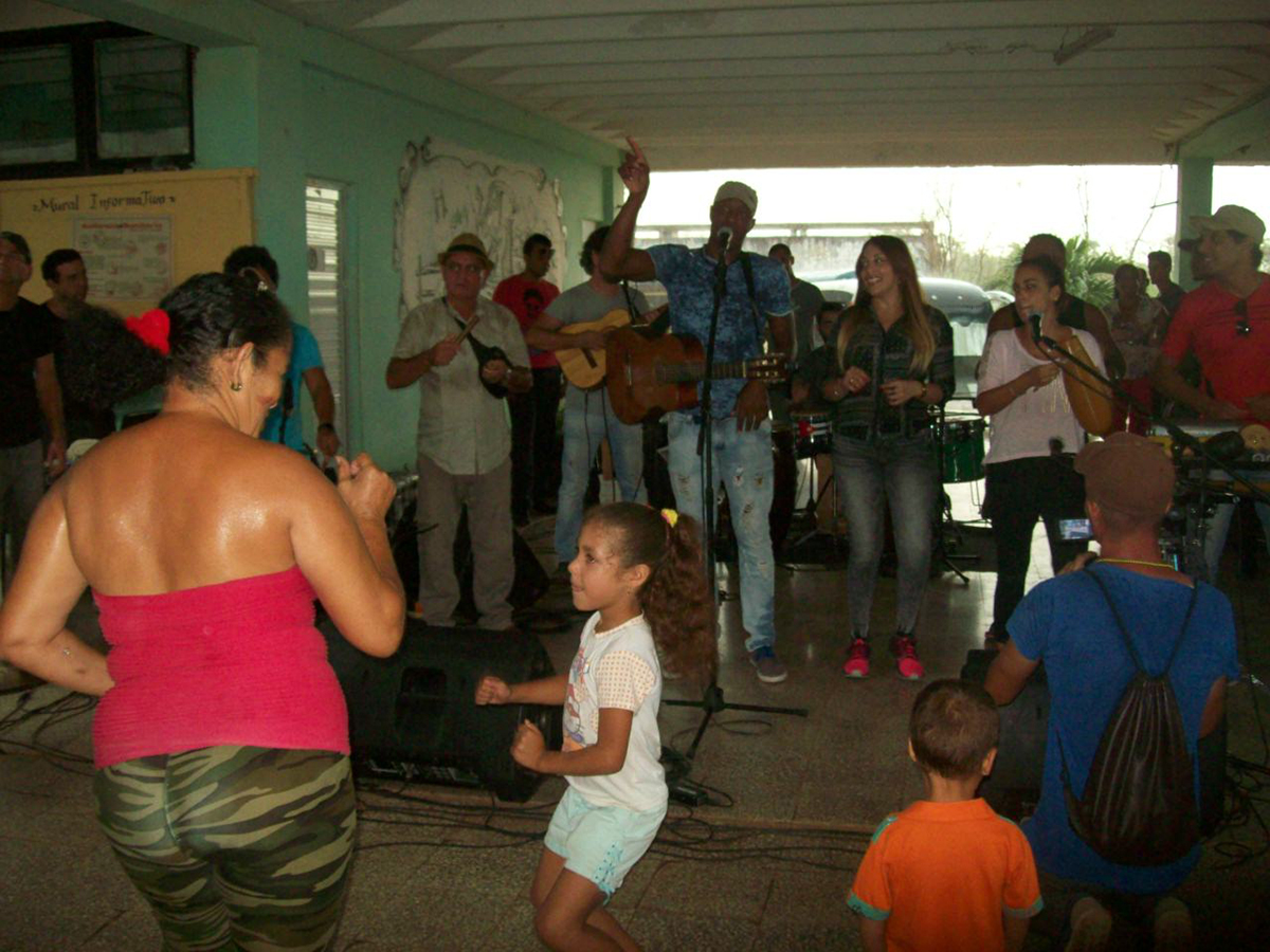 Además de Tony Ávila y su grupo