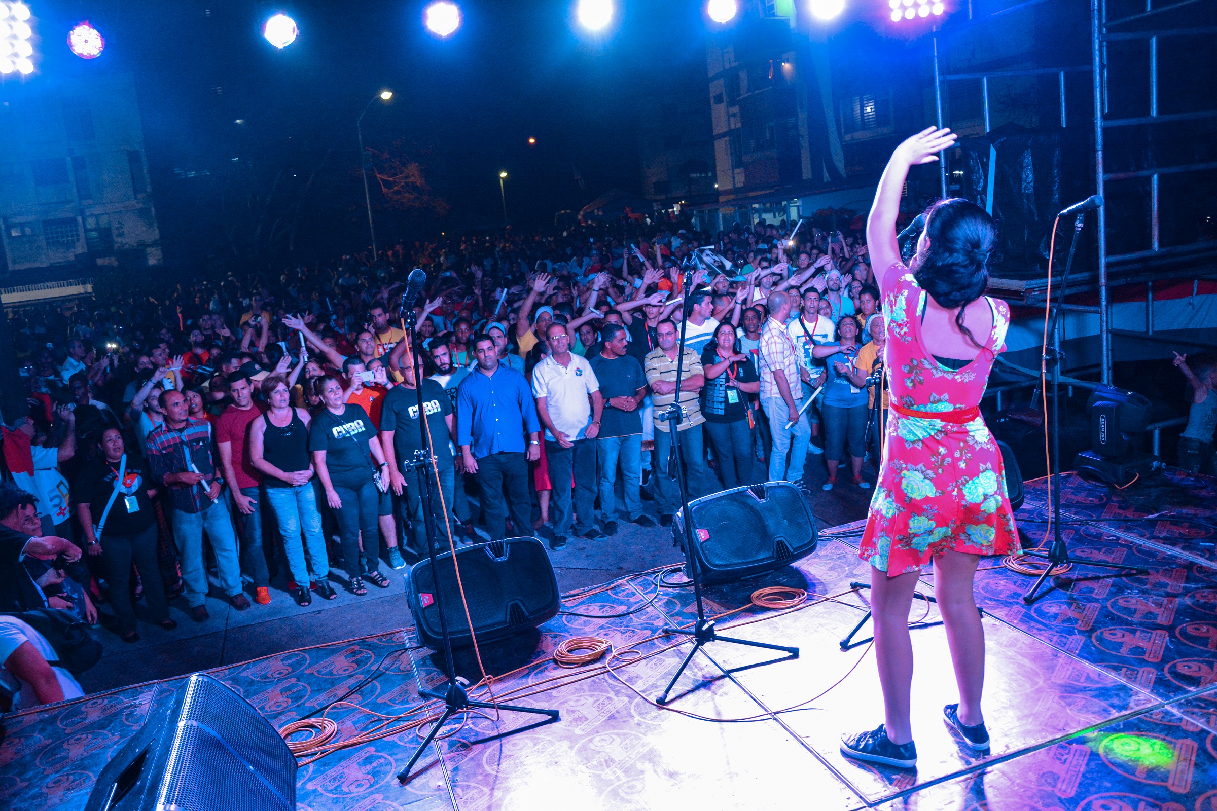 Entre la infaltable caldosa, bailes populares e intercambios con los habitantes de la zona, transcurrió la noche