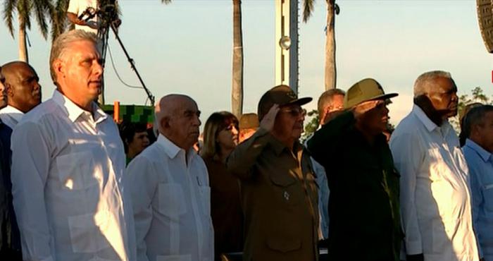 El General de Ejército Raúl Castro Ruz, primer secretario del Partido y Presidente de los Consejos de Estado y de Ministros, presidió en Santa Clara el acto central por el aniversario 50 de la caída en combate del Che y sus compañeros