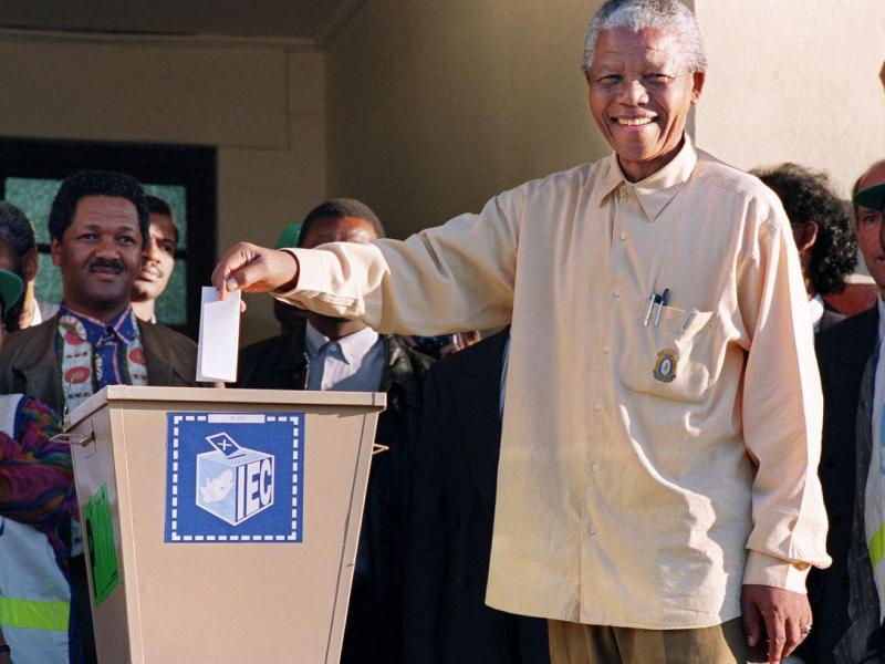 Nelson Mandela es electo presidente de Sudáfrica.