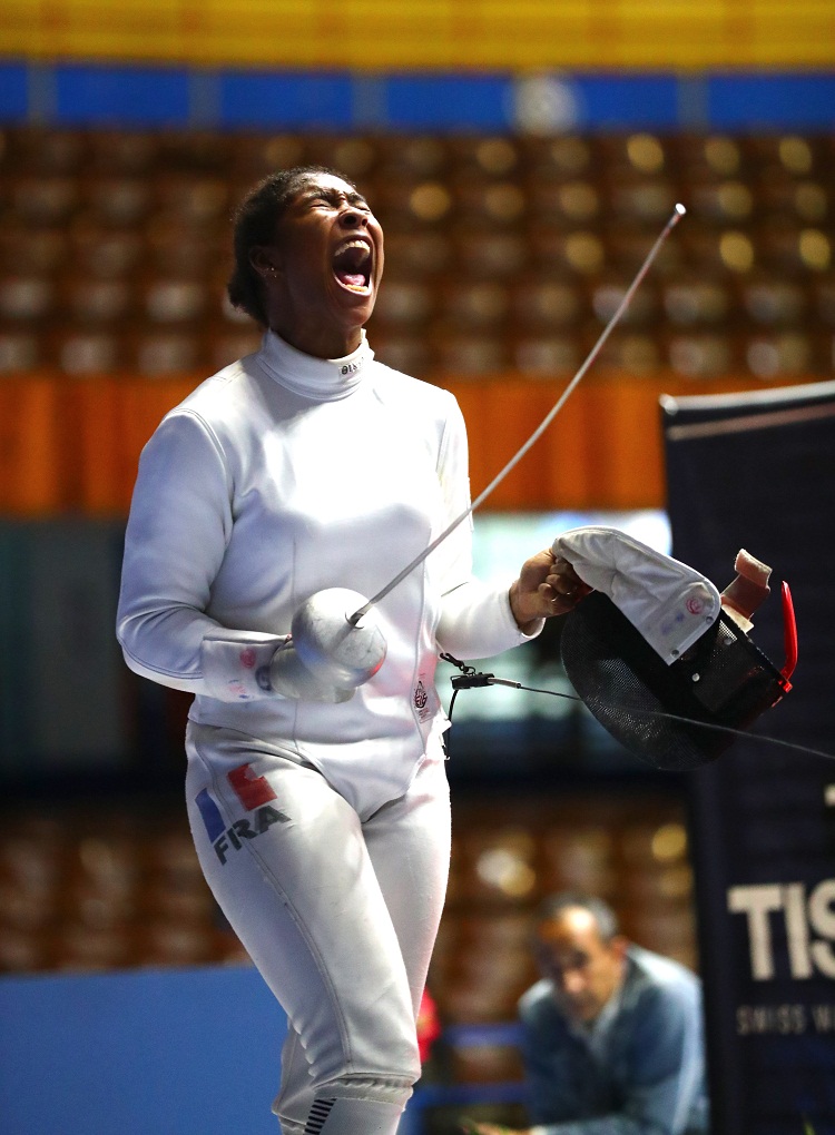 La francesa Coraline Vitalis celebra su triunfo en la Copa del Mundo de Espada de La Habana 2018 